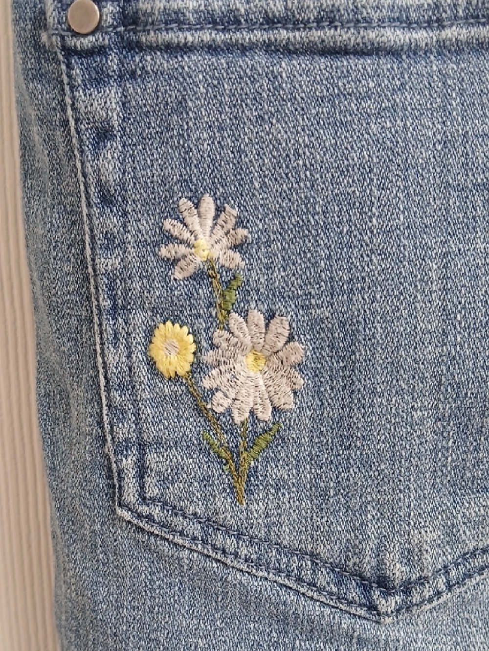 Tru Luxe Embroidered Floral Light Blue Women's Crop Jeans with Lace Trim Size 12 - Picture 8 of 14